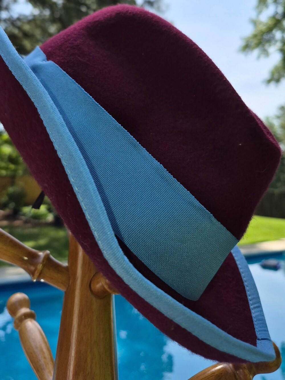 Burgundy Wool Felt fedora W/ a distinctive light blue band and brim edge Sz L - Picture 4 of 4